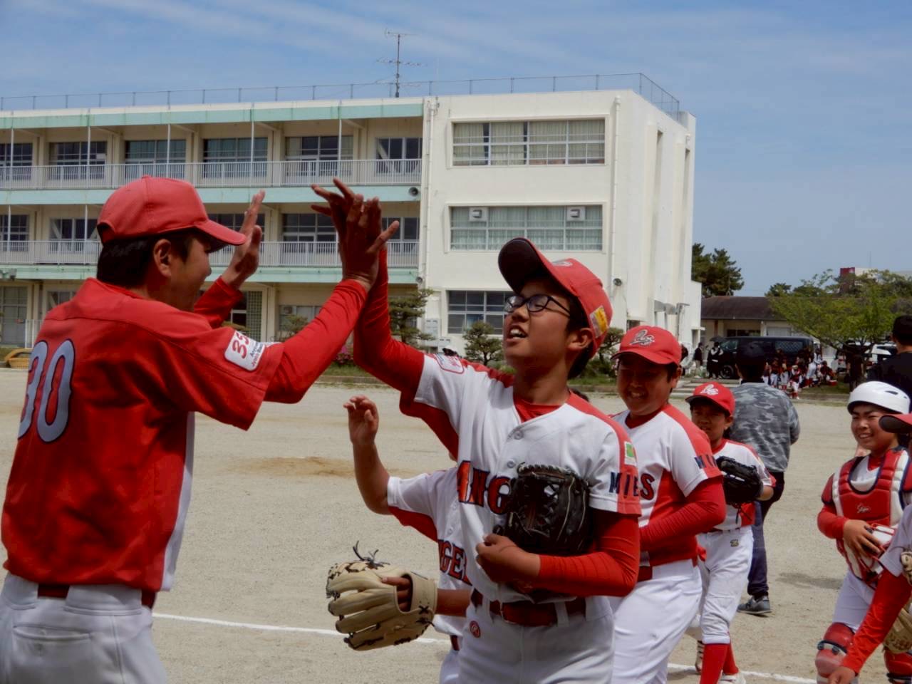 ハイタッチで喜ぶ城東エンジェルスの選手